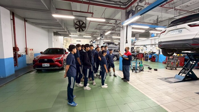 銜接學用落差！汽車科師生直擊 FUSO 與 TOYOTA 職場實境圖片
