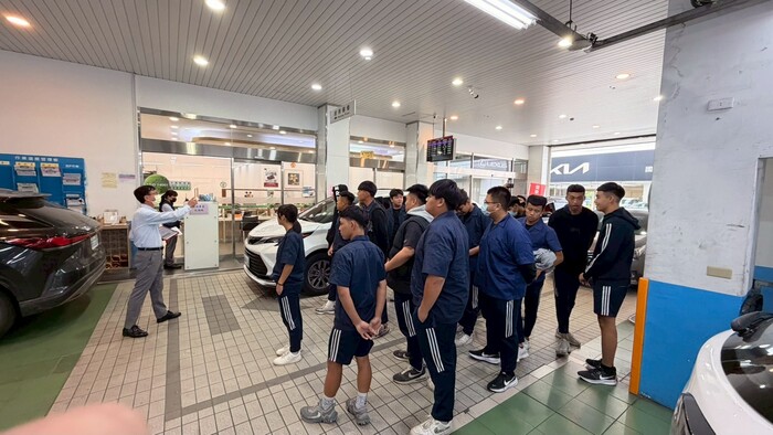 銜接學用落差！汽車科師生直擊 FUSO 與 TOYOTA 職場實境圖片